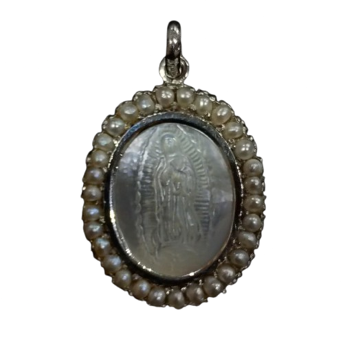 Medalla de la virgen de Guadalupe con perlas blancas.